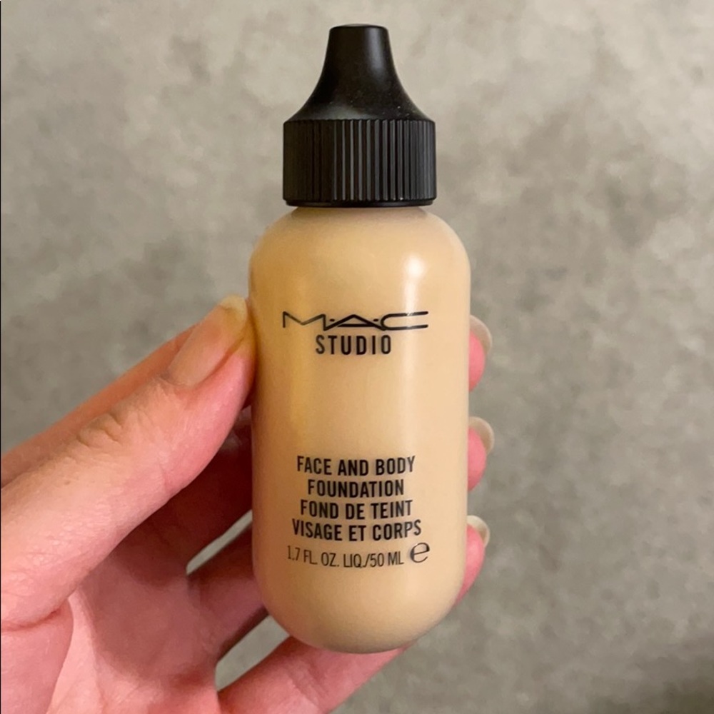 Mac Face and Body Foundation C2
